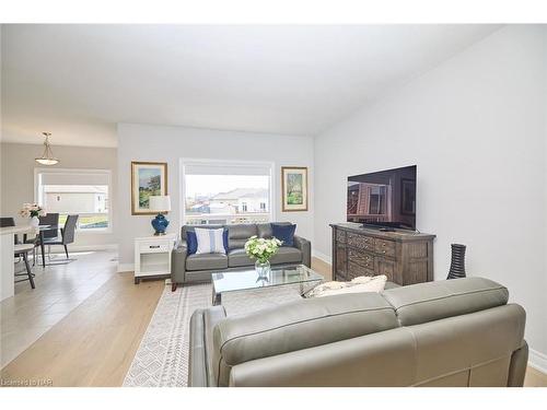 883 Burwell Street, Fort Erie, ON - Indoor Photo Showing Living Room