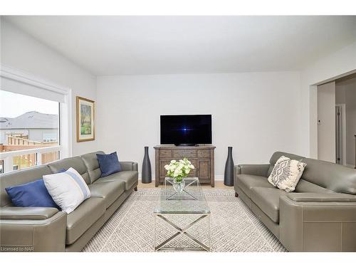 883 Burwell Street, Fort Erie, ON - Indoor Photo Showing Living Room