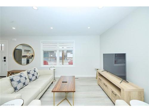 4353 Second Avenue, Niagara Falls, ON - Indoor Photo Showing Living Room