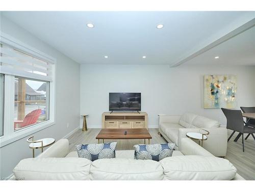 4353 Second Avenue, Niagara Falls, ON - Indoor Photo Showing Living Room