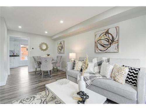 125 Dunlop Court, Brampton, ON - Indoor Photo Showing Living Room