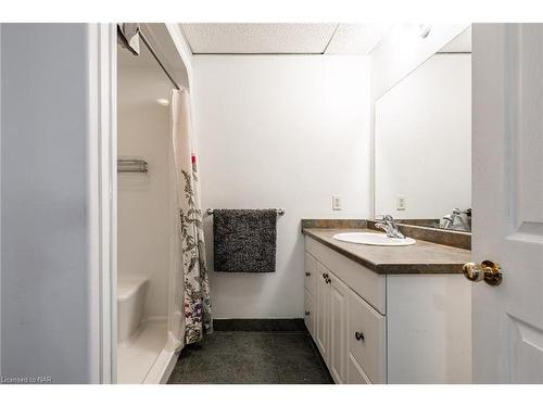 1-24 Herrick Avenue, St. Catharines, ON - Indoor Photo Showing Bathroom