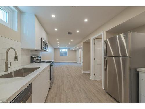 13A Elmwood Avenue, St. Catharines, ON - Indoor Photo Showing Kitchen