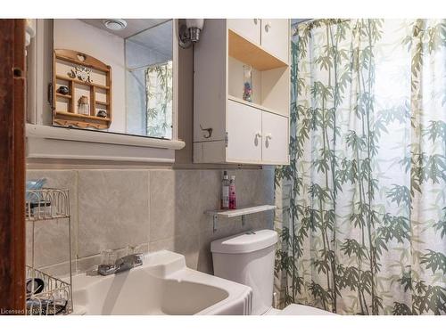 40 Kingsway, Welland, ON - Indoor Photo Showing Bathroom