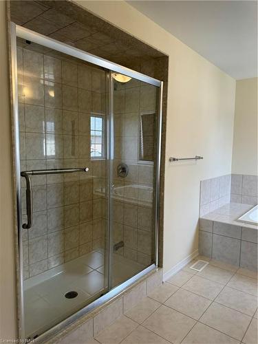 30 Sara Drive Drive, Thorold, ON - Indoor Photo Showing Bathroom