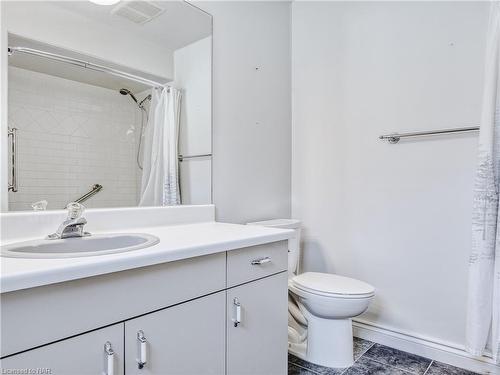 33 The Meadows Street, St. Catharines, ON - Indoor Photo Showing Bathroom