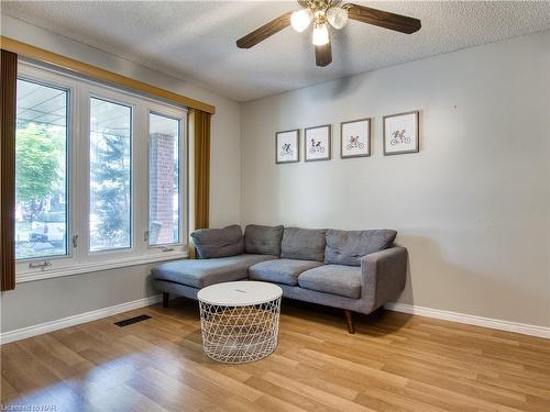 33 The Meadows Street, St. Catharines, ON - Indoor Photo Showing Living Room