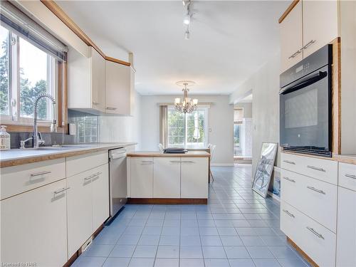 33 The Meadows Street, St. Catharines, ON - Indoor Photo Showing Kitchen