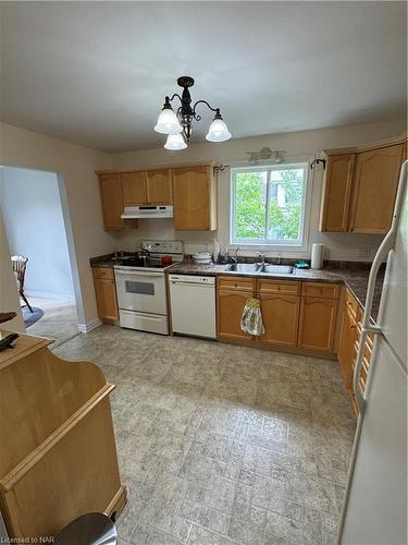 458 Scott Avenue, Fort Erie, ON - Indoor Photo Showing Kitchen With Double Sink