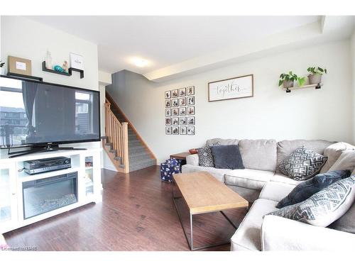 25-590 North Service Road, Hamilton, ON - Indoor Photo Showing Living Room