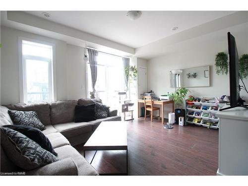 25-590 North Service Road, Hamilton, ON - Indoor Photo Showing Living Room