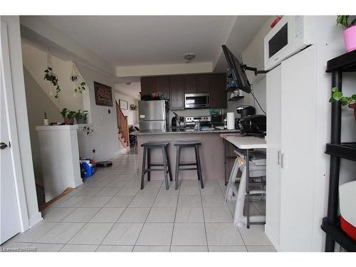 25-590 North Service Road, Hamilton, ON - Indoor Photo Showing Kitchen