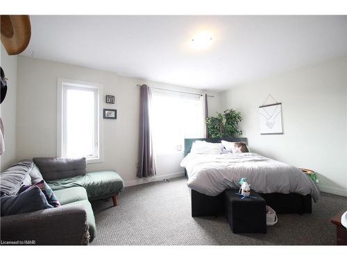 25-590 North Service Road, Hamilton, ON - Indoor Photo Showing Bedroom