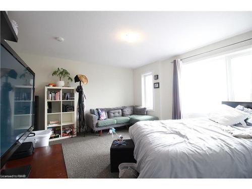 25-590 North Service Road, Hamilton, ON - Indoor Photo Showing Bedroom