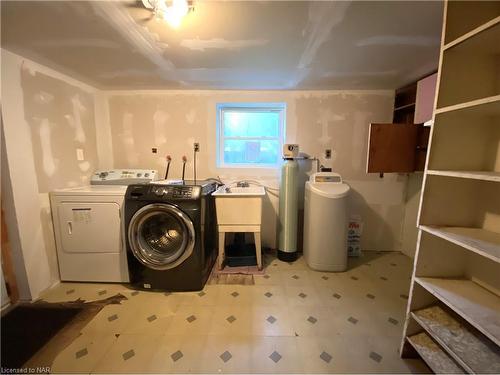 144 Waterloo Street, Fort Erie, ON - Indoor Photo Showing Laundry Room