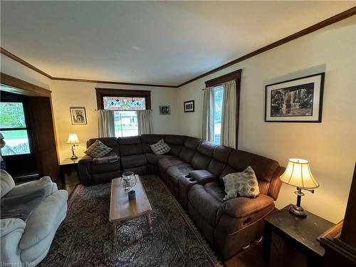 223 Phipps Street, Fort Erie, ON - Indoor Photo Showing Living Room