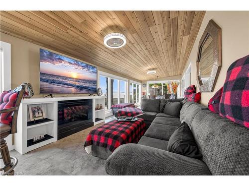 8 Hoover Point Lane, Selkirk, ON - Indoor Photo Showing Other Room With Fireplace