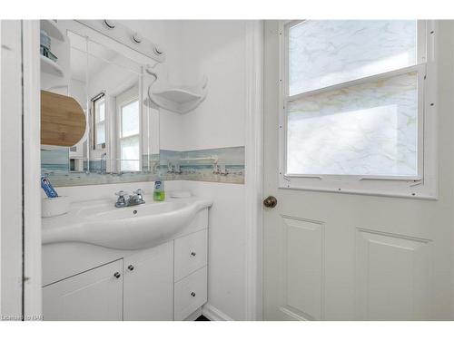 8 Hoover Point Lane, Selkirk, ON - Indoor Photo Showing Bathroom