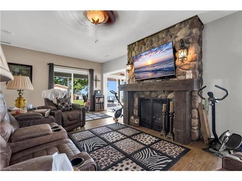 8 Hoover Point Lane, Selkirk, ON - Indoor Photo Showing Living Room With Fireplace