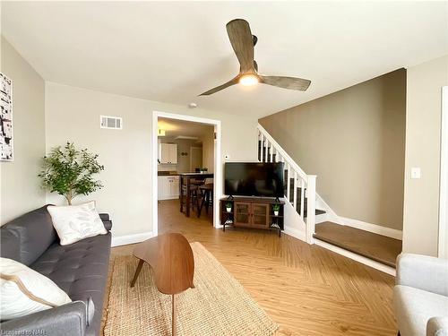 659 Elm Street, Port Colborne, ON - Indoor Photo Showing Living Room