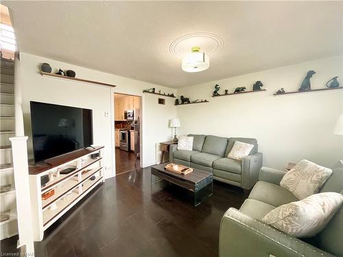 659 Elm Street, Port Colborne, ON - Indoor Photo Showing Living Room