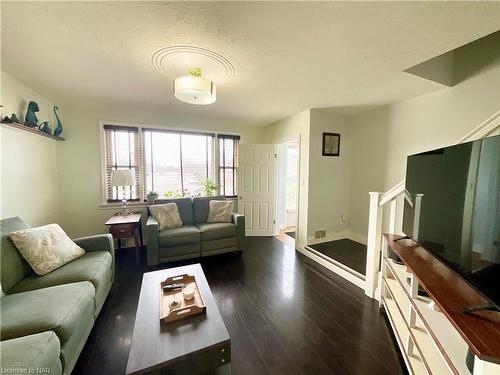 659 Elm Street, Port Colborne, ON - Indoor Photo Showing Living Room