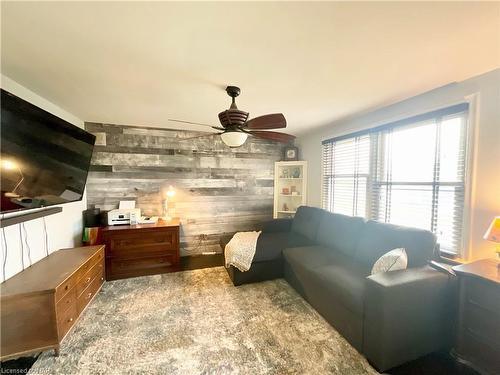 659 Elm Street, Port Colborne, ON - Indoor Photo Showing Living Room