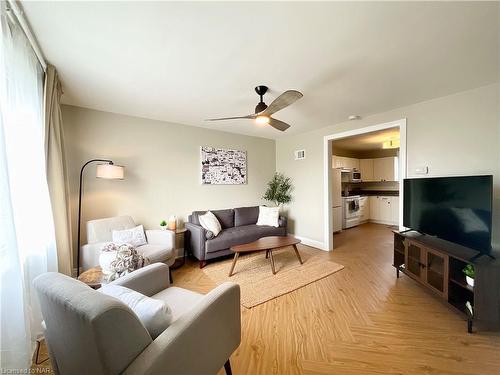 659 Elm Street, Port Colborne, ON - Indoor Photo Showing Living Room