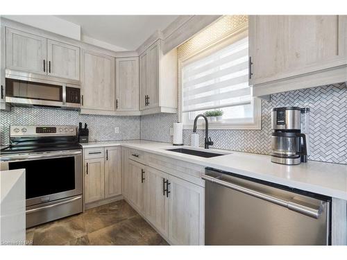 106 Spruce Crescent, Welland, ON - Indoor Photo Showing Kitchen With Upgraded Kitchen