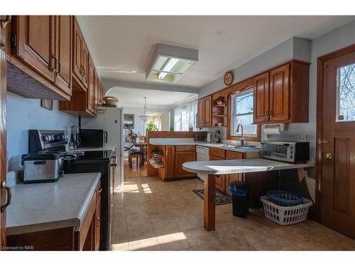 1291 Niagara Parkway, Fort Erie, ON - Indoor Photo Showing Kitchen