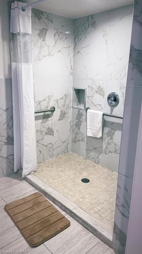 301-5807 Ferry Street, Niagara Falls, ON - Indoor Photo Showing Bathroom