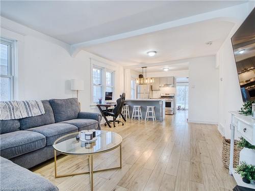 92 Delhi Street, Port Colborne, ON - Indoor Photo Showing Living Room