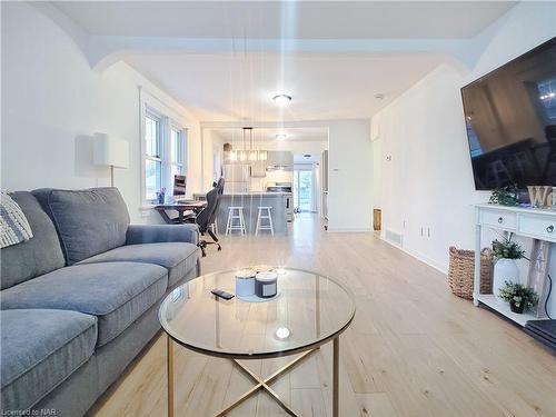 92 Delhi Street, Port Colborne, ON - Indoor Photo Showing Living Room