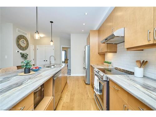 18 Brewerton Boulevard Boulevard, Fonthill, ON - Indoor Photo Showing Kitchen With Double Sink With Upgraded Kitchen