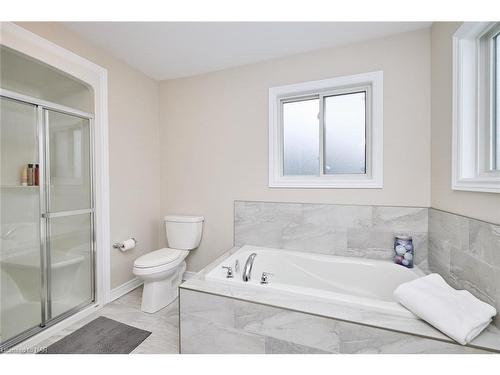 18 Brewerton Boulevard Boulevard, Fonthill, ON - Indoor Photo Showing Bathroom