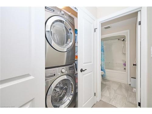 18 Brewerton Boulevard Boulevard, Fonthill, ON - Indoor Photo Showing Laundry Room