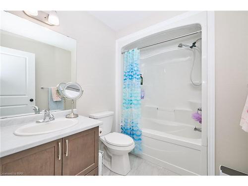 18 Brewerton Boulevard Boulevard, Fonthill, ON - Indoor Photo Showing Bathroom