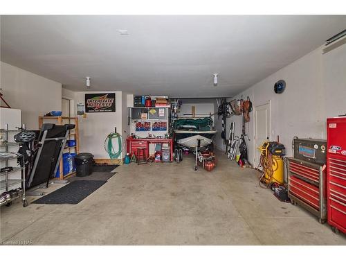 18 Brewerton Boulevard Boulevard, Fonthill, ON - Indoor Photo Showing Garage