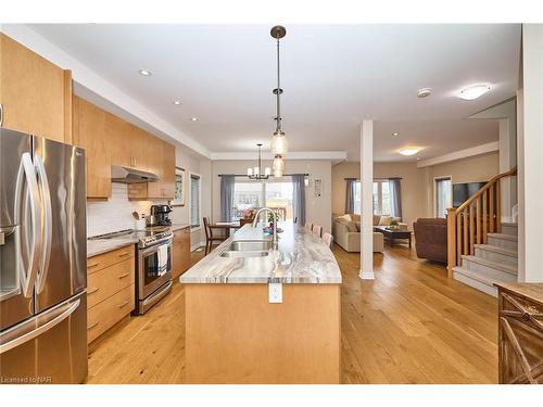 18 Brewerton Boulevard Boulevard, Fonthill, ON - Indoor Photo Showing Kitchen With Double Sink With Upgraded Kitchen