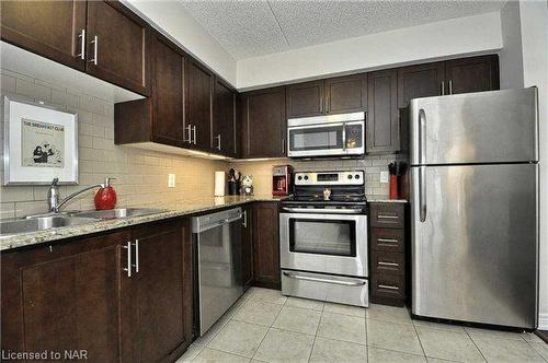 98-1380 Costigan Road, Milton, ON - Indoor Photo Showing Kitchen With Stainless Steel Kitchen With Double Sink