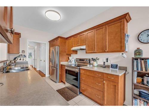 6309 Pinestone Road, Niagara Falls, ON - Indoor Photo Showing Kitchen With Double Sink