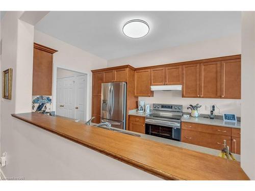 6309 Pinestone Road, Niagara Falls, ON - Indoor Photo Showing Kitchen