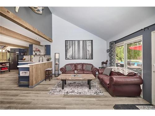 846 Highway 20 Highway W, Pelham, ON - Indoor Photo Showing Living Room