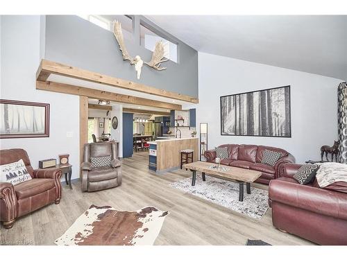 846 Highway 20 Highway W, Pelham, ON - Indoor Photo Showing Living Room