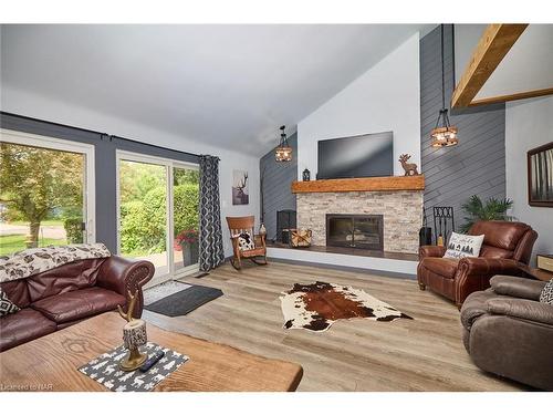 846 Highway 20 Highway W, Pelham, ON - Indoor Photo Showing Living Room With Fireplace