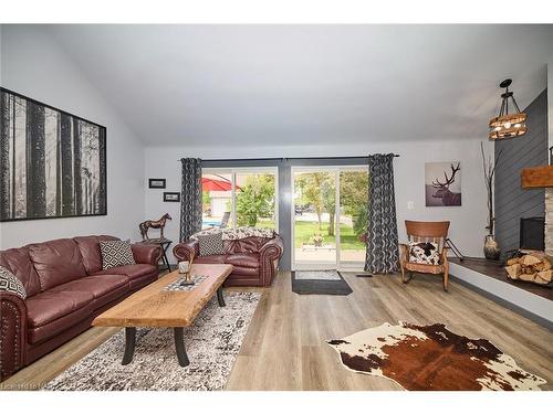 846 Highway 20 Highway W, Pelham, ON - Indoor Photo Showing Living Room With Fireplace