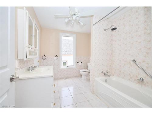 30 Dufferin Street, Fort Erie, ON - Indoor Photo Showing Bathroom