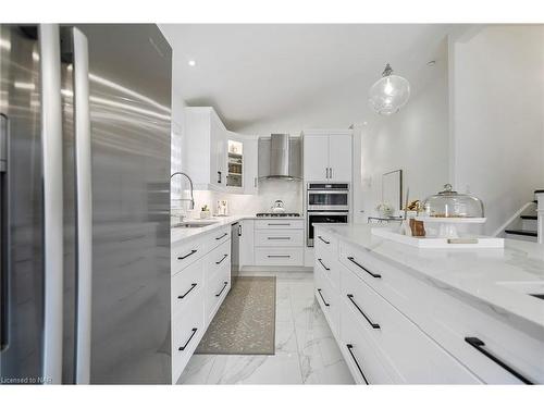 8535 Kelsey Crescent, Niagara Falls, ON - Indoor Photo Showing Kitchen With Upgraded Kitchen