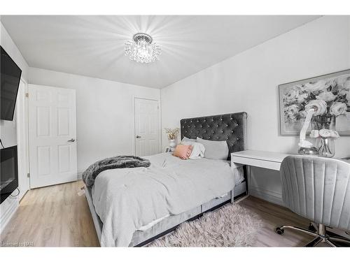 8535 Kelsey Crescent, Niagara Falls, ON - Indoor Photo Showing Bedroom