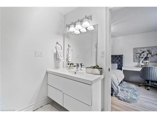 8535 Kelsey Crescent, Niagara Falls, ON - Indoor Photo Showing Bathroom
